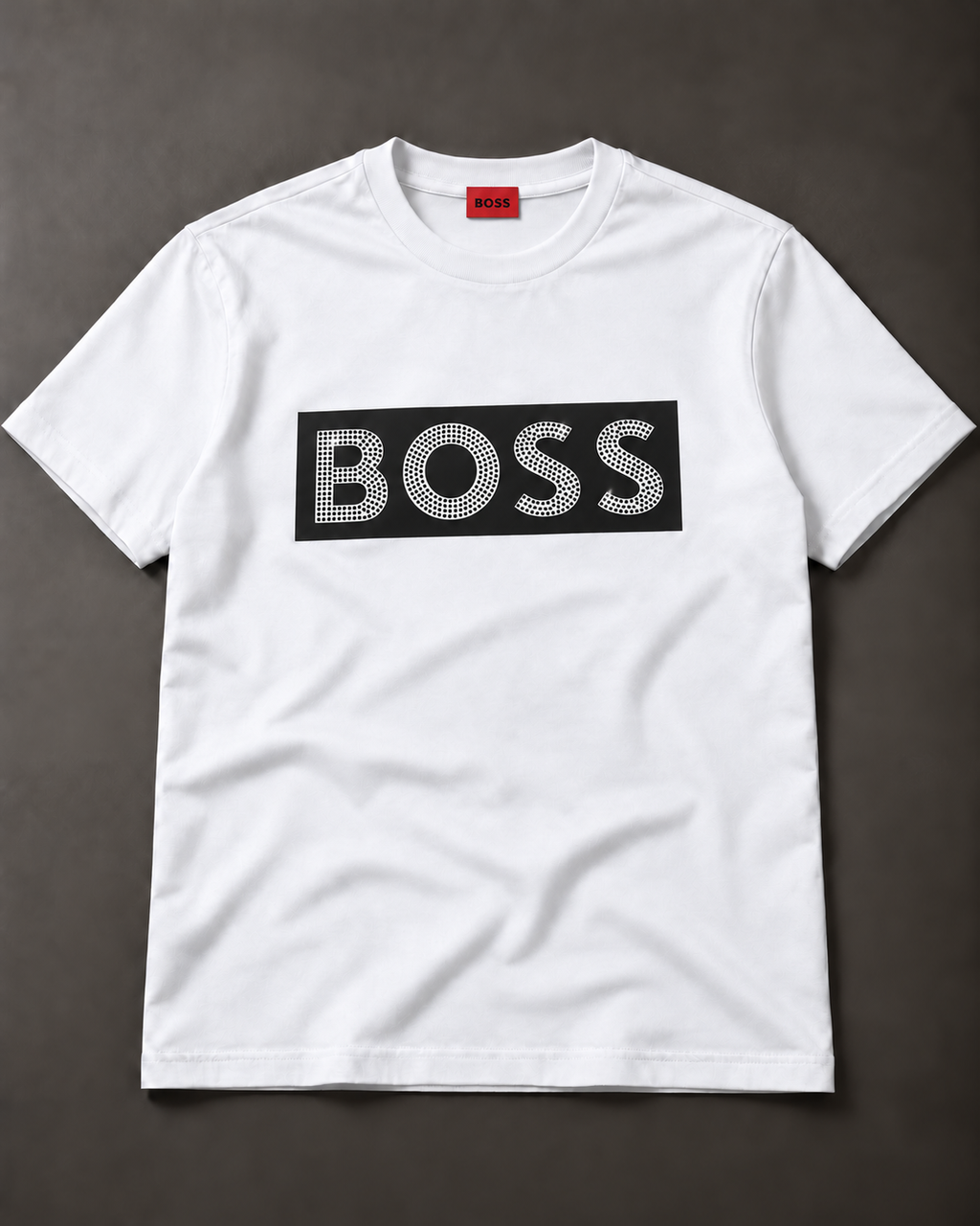Camiseta BOSS blanca con franja negra, letras claras y piedrería negra