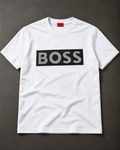 Camiseta BOSS blanca con franja negra, letras claras y piedrería negra